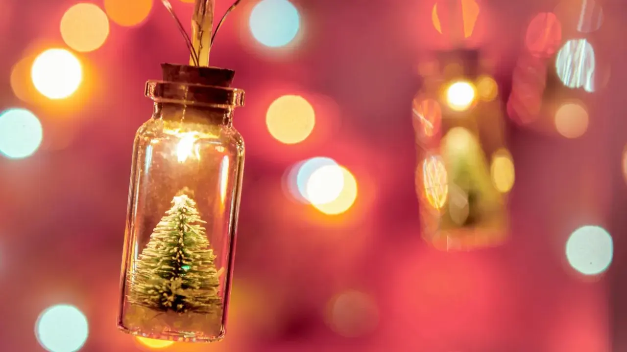 Luces de Navidad en frascos con mini árboles. ¿Cuánto consumen las luces de Navidad?