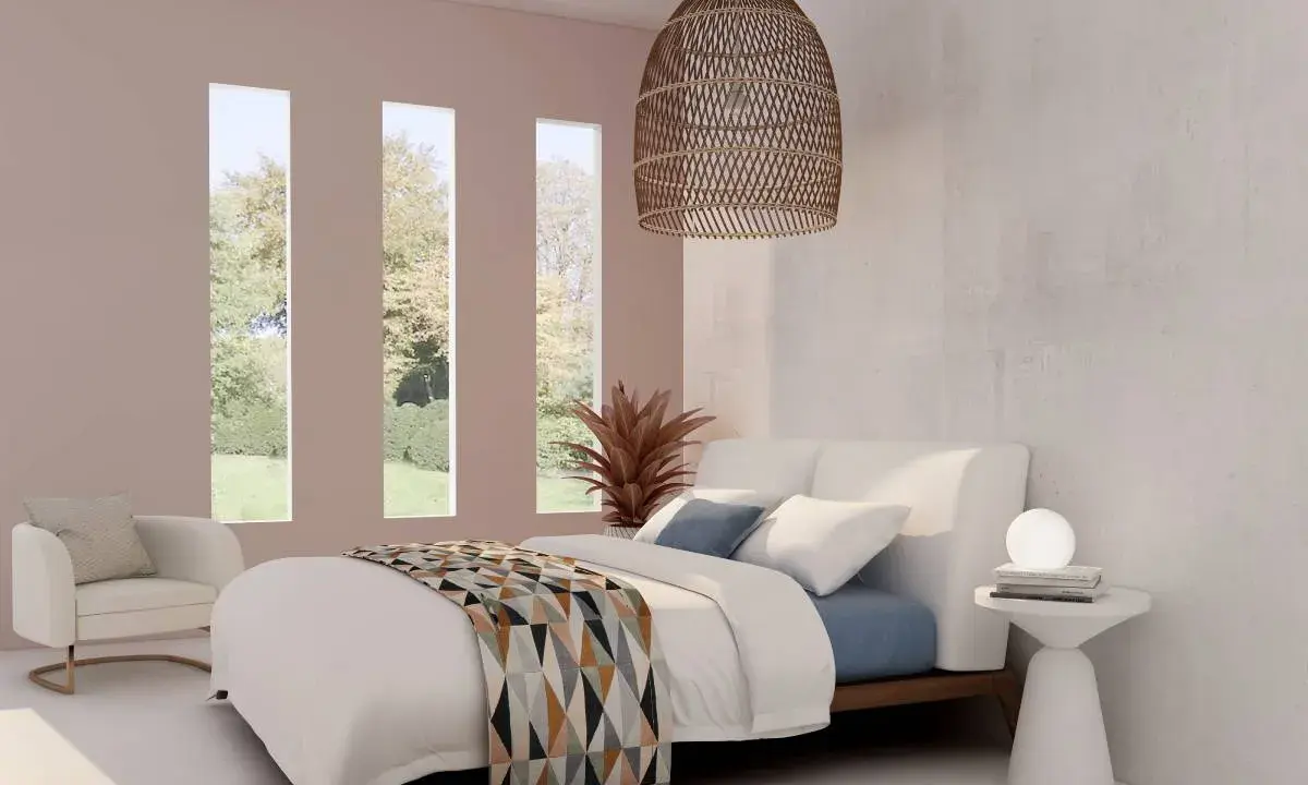 Acogedora habitación blanca y beige con cama confortable, sillón y vistas al jardín a través de ventanas verticales.