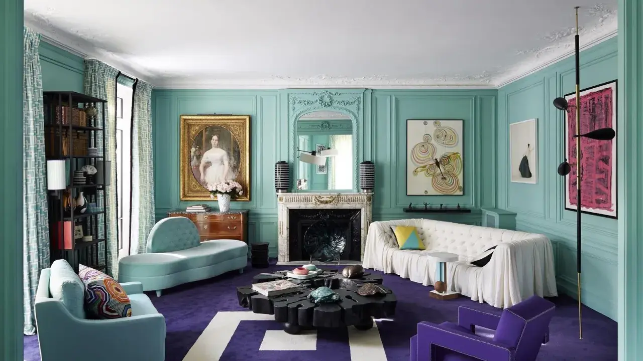 Sala de estar con paredes turquesas y alfombra morada. Muebles modernos y un retrato clásico crean un espacio amplio, ideal para aprender como pintar una habitacion para que se vea mas grande.