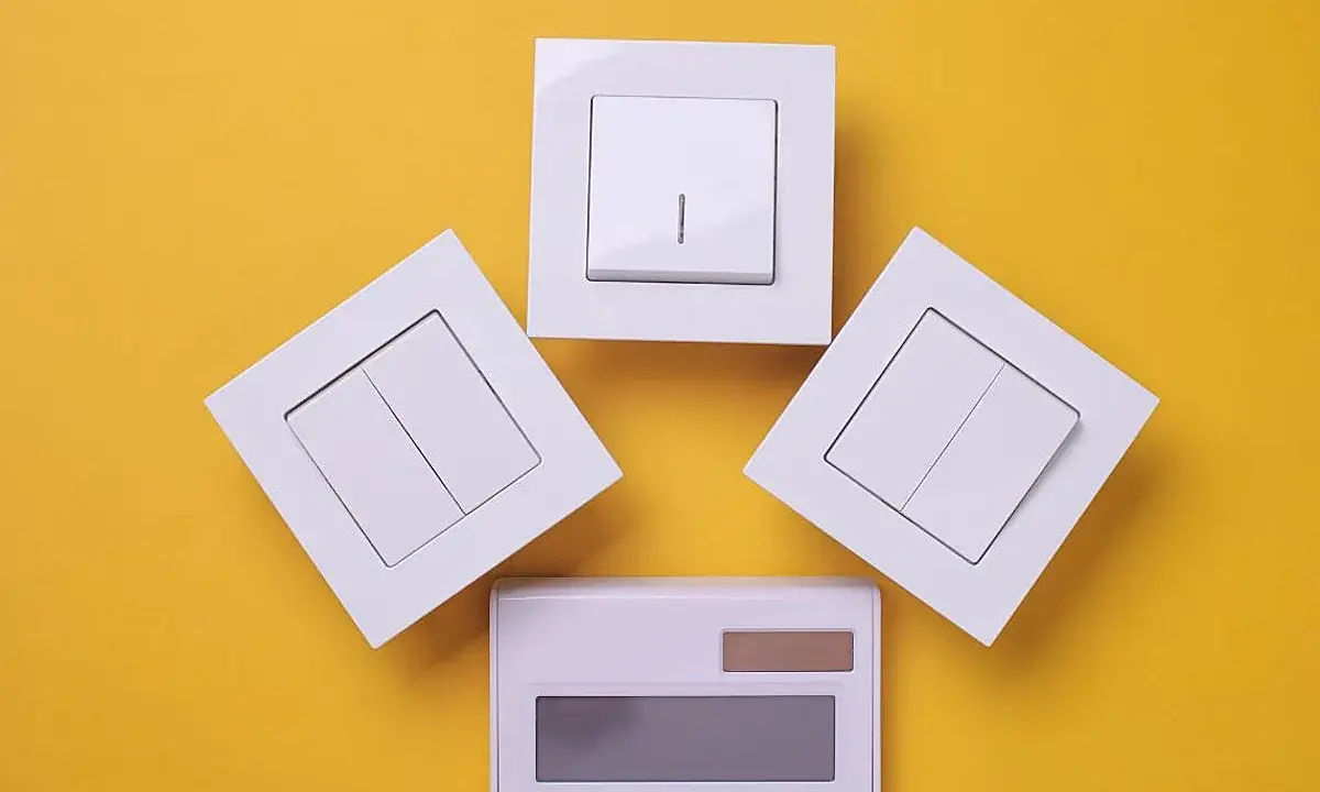 Interruptores y calculadora, elementos clave para controlar el consumo eléctrico y optimizar tus gastos.