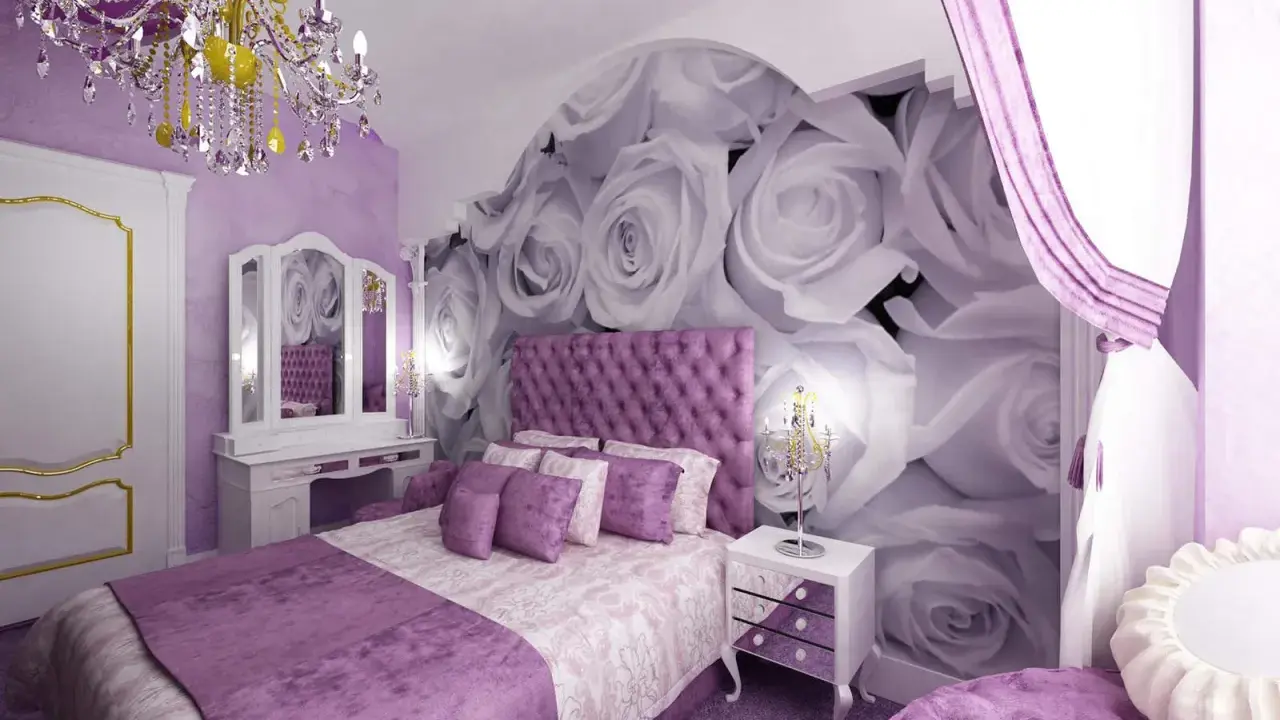 Encantadora habitación lila y blanca con papel tapiz de rosas gigantes, cama capitoné, tocador y lámparas de cristal.