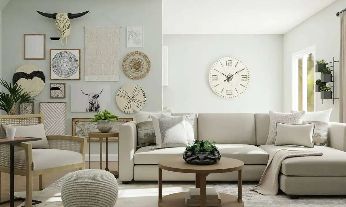 Sala de estar con sofá seccional color beige gris, mesa de centro, sillón de ratán y decoración de pared con calavera de toro.