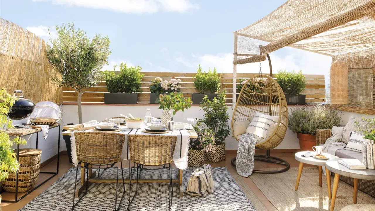 Terraza de 15 metros cuadrados lista para disfrutar. Mesa, sillas, barbacoa y un columpio para relajarse.