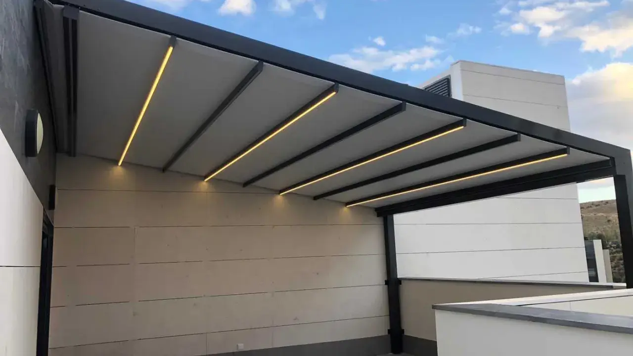 Modernos tipos de pérgolas con iluminación LED integrada, creando un ambiente acogedor en exteriores.