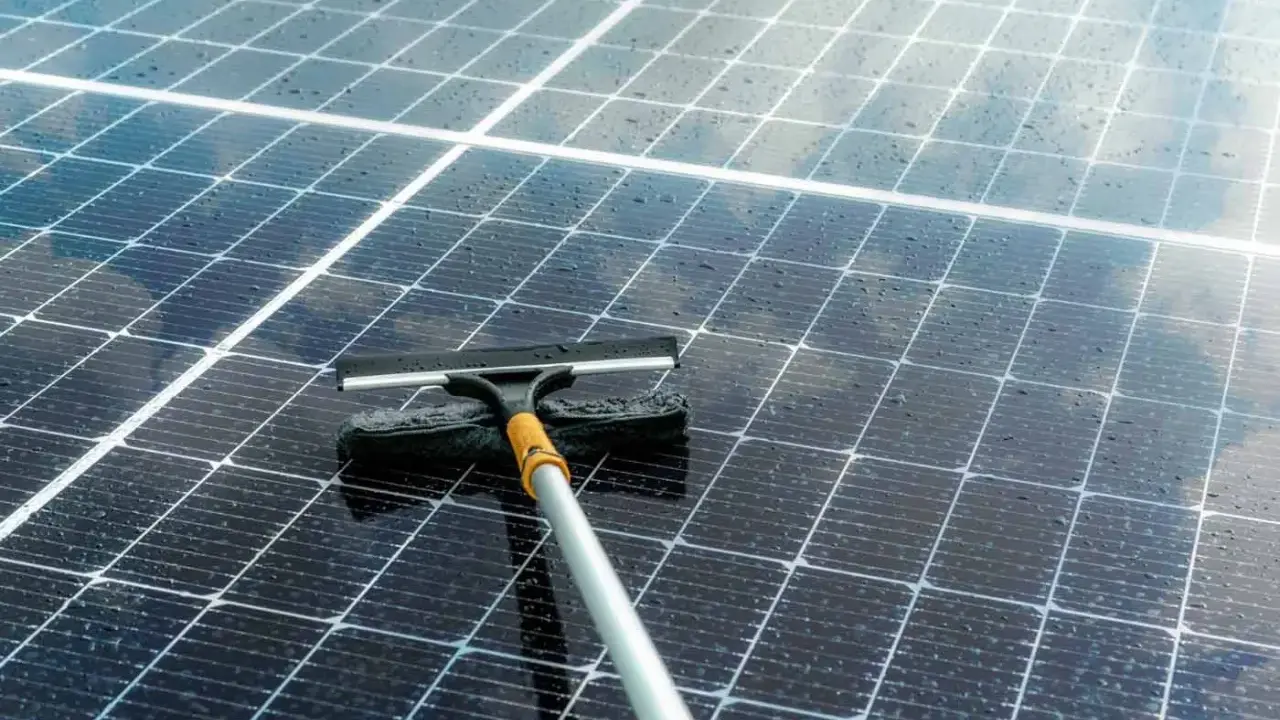 Herramienta para limpiar placas solares con agua y espuma. El proceso de como limpiar placas solares es sencillo y mejora su eficiencia.