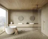 Elegante baño con bañera exenta, lavabos dobles y ducha. Las paredes y el suelo combinan baño color beige y madera, creando un ambiente sereno.