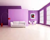 Sala moderna con paredes en **lila color** y morado, sofá blanco, mesa y sillas, y un suelo de madera clara.