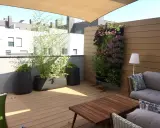 Un **jardín moderno** en una terraza con sofá, mesa de madera, plantas en macetas y un muro verde vibrante.