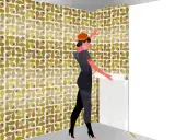 Mujer con boina naranja y vestido gris, aplicando papel pintado con patrón de olivas. Aprende como rematar papel pintado para un acabado perfecto.