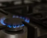 Llama azul en un quemador de cocina, como al dar de alta el gas por primera vez.