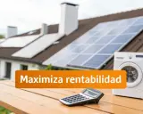 Paneles solares en tejado, lavadora y calculadora sobre mesa. Mensaje: "Maximiza rentabilidad" para tu excedente solar.