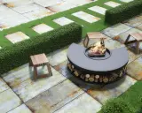 Terraza cubierta piso con hoguera moderna, asientos de madera y césped artificial.