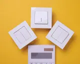 Interruptores y calculadora, elementos clave para controlar el consumo eléctrico y optimizar tus gastos.