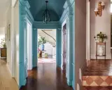 Paleta de colores para pasillos: tonos neutros, azul cielo y rosa pálido crean ambientes acogedores y elegantes.