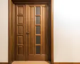 Puertas de interior de madera con paneles y cristal. Una guía visual para ayudarte a decidir como elegir el color de las puertas de interior.