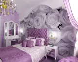 Encantadora habitación lila y blanca con papel tapiz de rosas gigantes, cama capitoné, tocador y lámparas de cristal.