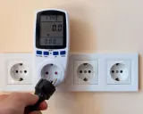 Un enchufe se conecta a un controlador de potencia eléctrica que mide el consumo.
