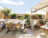 Terraza de 15 metros cuadrados lista para disfrutar. Mesa, sillas, barbacoa y un columpio para relajarse.