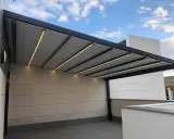 Modernos tipos de pérgolas con iluminación LED integrada, creando un ambiente acogedor en exteriores.