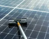 Herramienta para limpiar placas solares con agua y espuma. El proceso de como limpiar placas solares es sencillo y mejora su eficiencia.