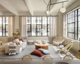 Salón con estilo industrial nórdico: sofá blanco, mesas de centro de madera, sillas de ratán y grandes ventanales.