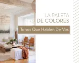 Salón con sofás blancos, mesa de centro rústica y acentos terracota. El **orden visual** se logra con la paleta de colores neutros y texturas naturales.