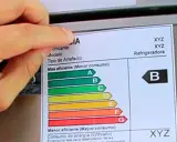 Etiqueta energética de una nevera. Explica que significan las letras en los electrodomésticos, indicando la eficiencia de la "B".