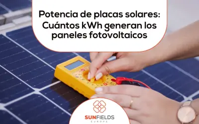 Manos ajustando un multímetro sobre una placa fotovoltaica, midiendo su potencia.