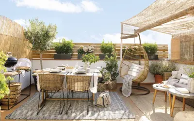 Terraza de 15 metros cuadrados lista para disfrutar. Mesa, sillas, barbacoa y un columpio para relajarse.