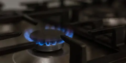 Llama azul en un quemador de cocina, como al dar de alta el gas por primera vez.