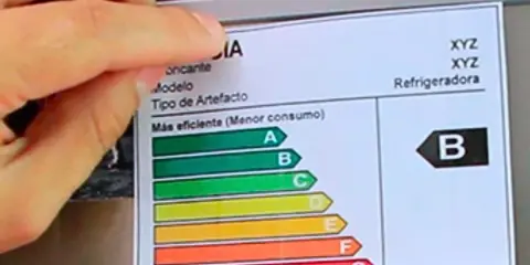 Etiqueta energética de una nevera. Explica que significan las letras en los electrodomésticos, indicando la eficiencia de la "B".