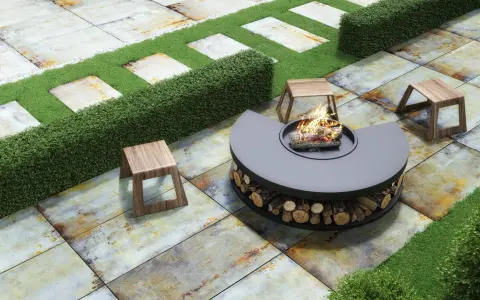 Terraza cubierta piso con hoguera moderna, asientos de madera y césped artificial.