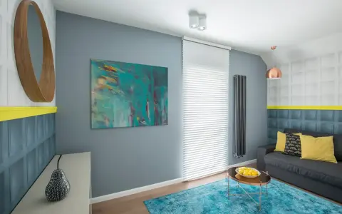 Sala moderna con arte abstracto que muestra cuáles son los colores fríos, como el azul turquesa y el gris.