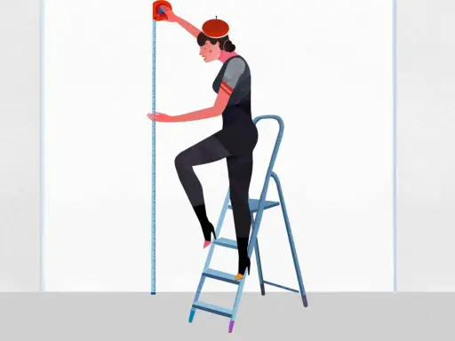Mujer con boina mide una pared mitad papel, mitad pintura.