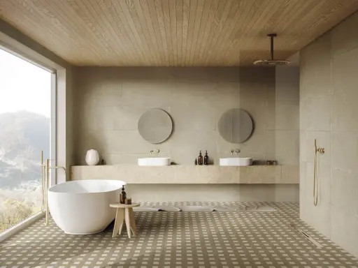 Elegante baño con bañera exenta, lavabos dobles y ducha. Las paredes y el suelo combinan baño color beige y madera, creando un ambiente sereno.