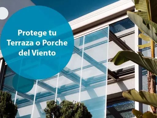 Protege tu terraza o porche del viento con estas soluciones. Cristales y vegetación crean un espacio acogedor.