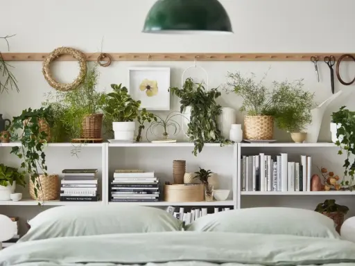 Estanterías llenas de plantas para el dormitorio, libros y objetos decorativos.
