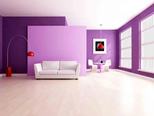 Sala moderna con paredes en **lila color** y morado, sofá blanco, mesa y sillas, y un suelo de madera clara.