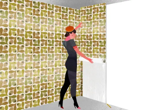 Mujer con boina naranja y vestido gris, aplicando papel pintado con patrón de olivas. Aprende como rematar papel pintado para un acabado perfecto.