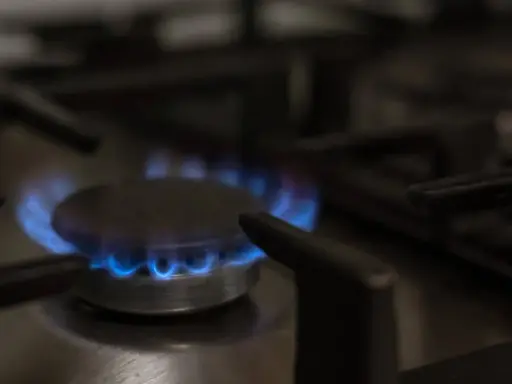 Llama azul en un quemador de cocina, como al dar de alta el gas por primera vez.