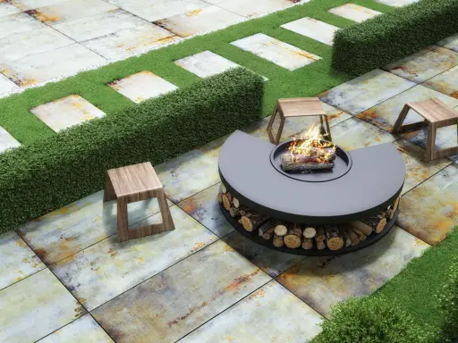 Terraza cubierta piso con hoguera moderna, asientos de madera y césped artificial.