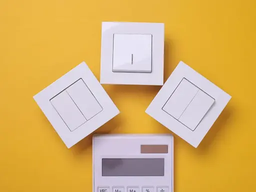 Interruptores y calculadora, elementos clave para controlar el consumo eléctrico y optimizar tus gastos.