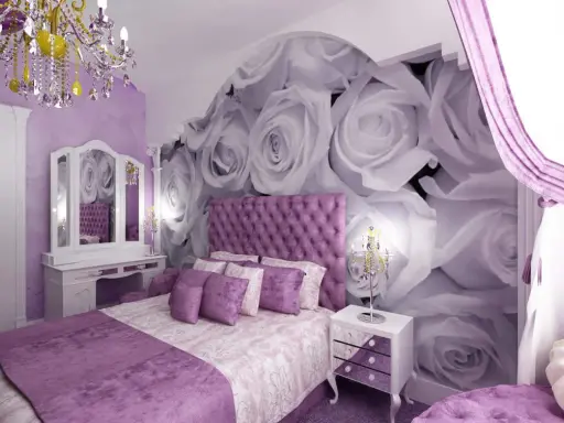 Encantadora habitación lila y blanca con papel tapiz de rosas gigantes, cama capitoné, tocador y lámparas de cristal.