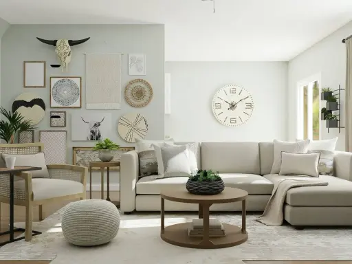 Sala de estar con sofá seccional color beige gris, mesa de centro, sillón de ratán y decoración de pared con calavera de toro.