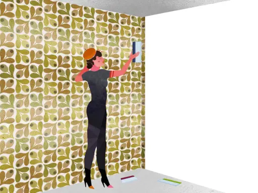 Mujer con boina naranja aplica papel tapiz con diseño de olivas. Muestra por dónde empezar a empapelar una pared, con herramientas en el suelo.
