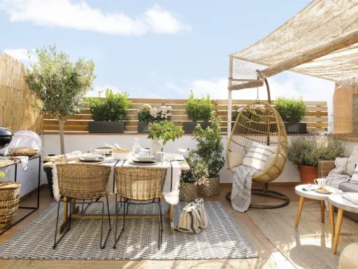 Terraza de 15 metros cuadrados lista para disfrutar. Mesa, sillas, barbacoa y un columpio para relajarse.