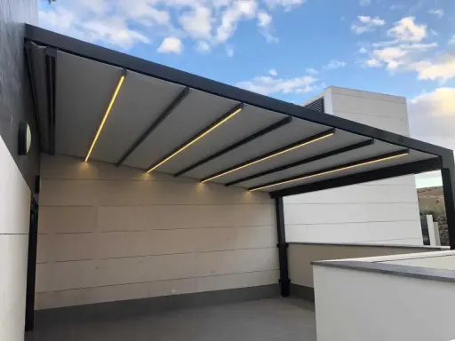 Modernos tipos de pérgolas con iluminación LED integrada, creando un ambiente acogedor en exteriores.