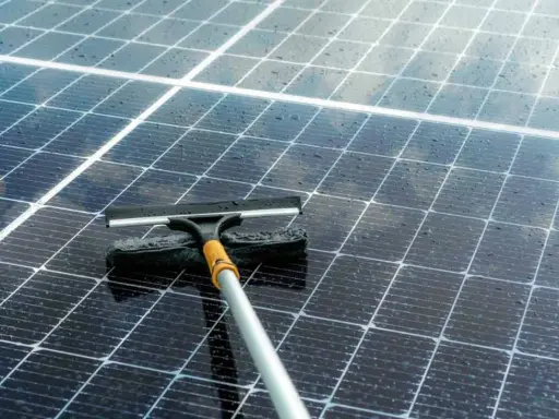 Herramienta para limpiar placas solares con agua y espuma. El proceso de como limpiar placas solares es sencillo y mejora su eficiencia.