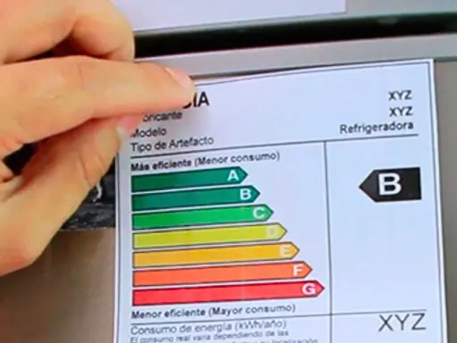 Etiqueta energética de una nevera. Explica que significan las letras en los electrodomésticos, indicando la eficiencia de la "B".