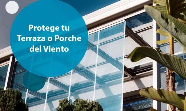Protege tu terraza o porche del viento con estas soluciones. Cristales y vegetación crean un espacio acogedor.